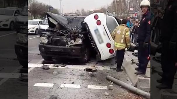 İstanbul'da lüks araç yayaların arasına daldı...