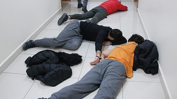 İstanbul'da lüks rezidansa baskın! Ayakkabılardan çıktı
