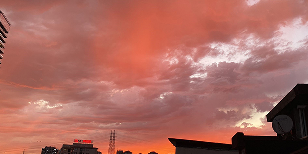 İstanbul'da mest eden görüntü! Gökyüzü kızıla boyandı