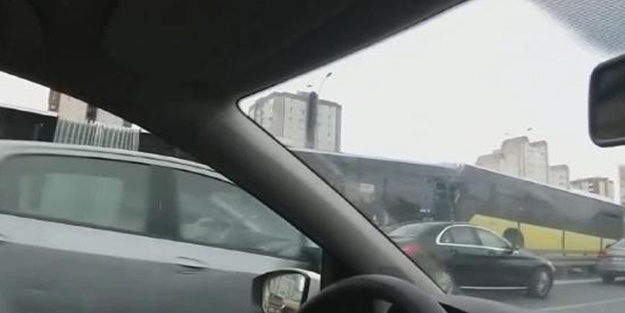 İstanbul'da metrobüs kazası! Yaralılar var