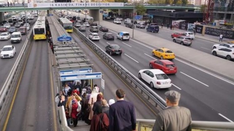 İstanbul'da metrobüs önünde bekliyorlar! 5 bin TL kazanıyorlar