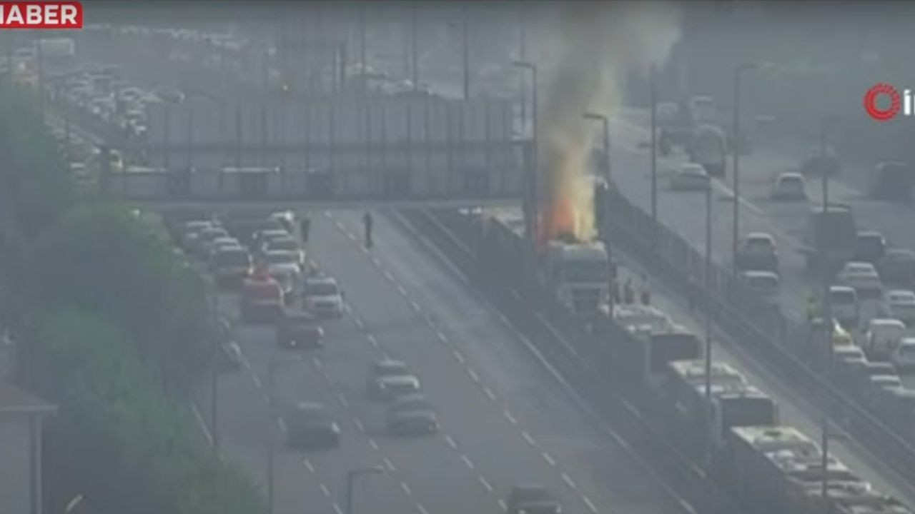 İstanbul'da metrobüs yangını! İşte ilk görüntüler