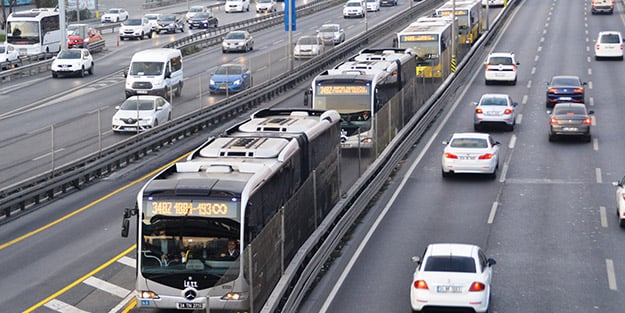 İstanbul'da metrobüs yoğunluğu