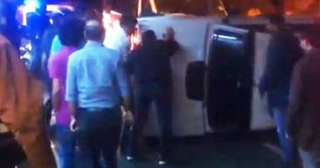 İstanbul'da metrobüs yolcuları takla atan aracı kaldırdı