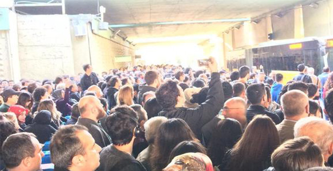 İstanbul'da metrobüs yolunda kaza: 1 kişi yaralı