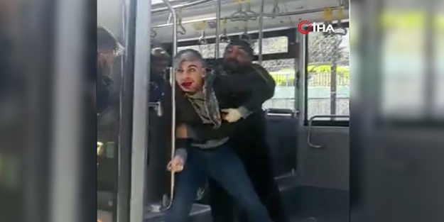 İstanbul'da metrobüste bıçaklı kavga: 3 yaralı