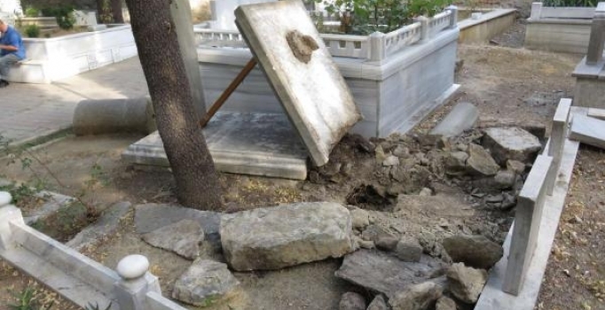 İstanbul'da mezarda kaçak kazı yapan 3 kişi yakalandı