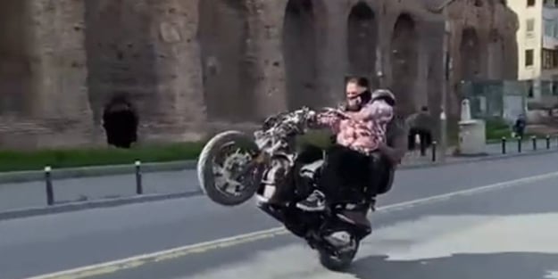 İstanbul trafiğinde motosikletle tehlikeli anlar!