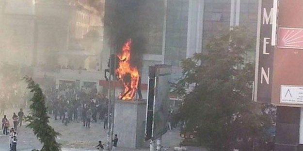 İstanbul'da Mustafa Kemal büstünü cayır cayır yaktılar