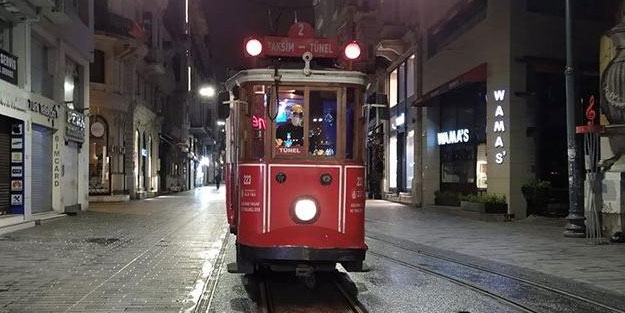 İstanbul'da nostaljik tramvay son seferini yaptı
