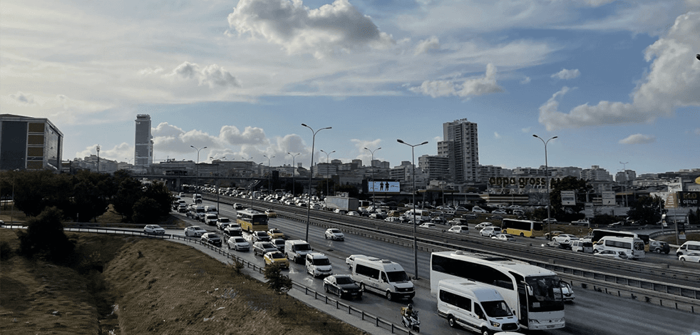 İstanbul'da okulun ilk günü trafik yoğunluğu yüzde 58 seviyelerine yükseldi
