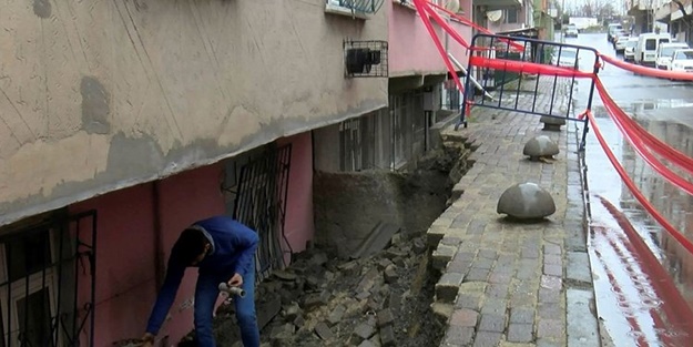 İstanbul'da önündeki istinat duvarı çöken binada çatlaklar oluştu