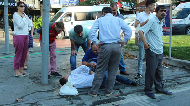 İstanbul'da otobüse yetişmek isterken taksi çarptı