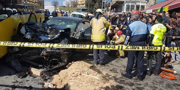 İstanbul'da otobüsle otomobil çarpıştı!