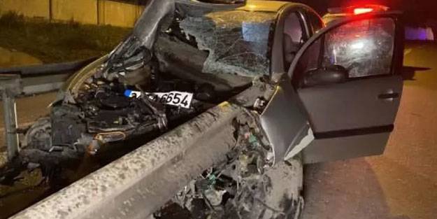 İstanbul'da otomobil bariyere ok gibi saplandı