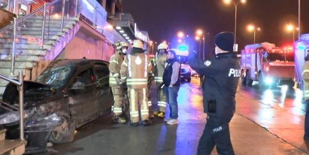 istanbul'da otomobil, merdivenin ayağına saplandı! Alkollü çıktılar