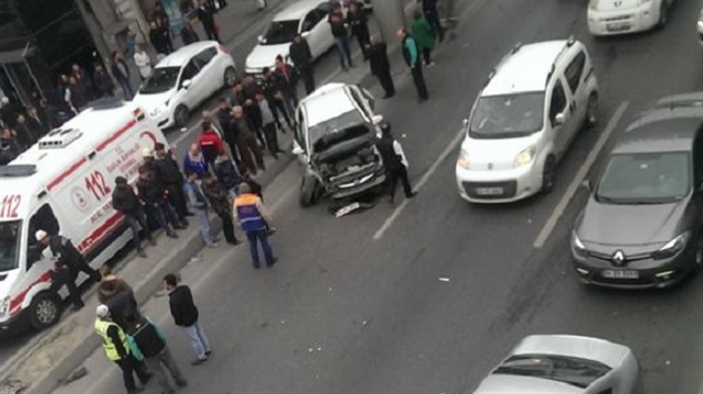 İstanbul'da otomobil metrobüs üst geçidine çarptı