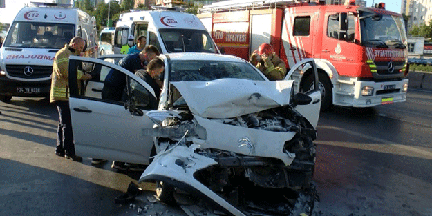 İstanbul'da otomobil otobüs durağına çarptı, 1 kişi öldü, 2 kişi yaralandı