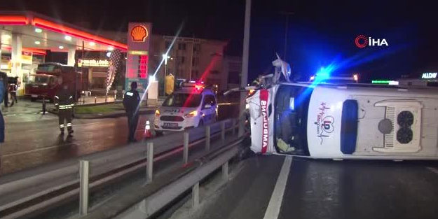 İstanbul'da otomobile çarpan ambulans yan yattı