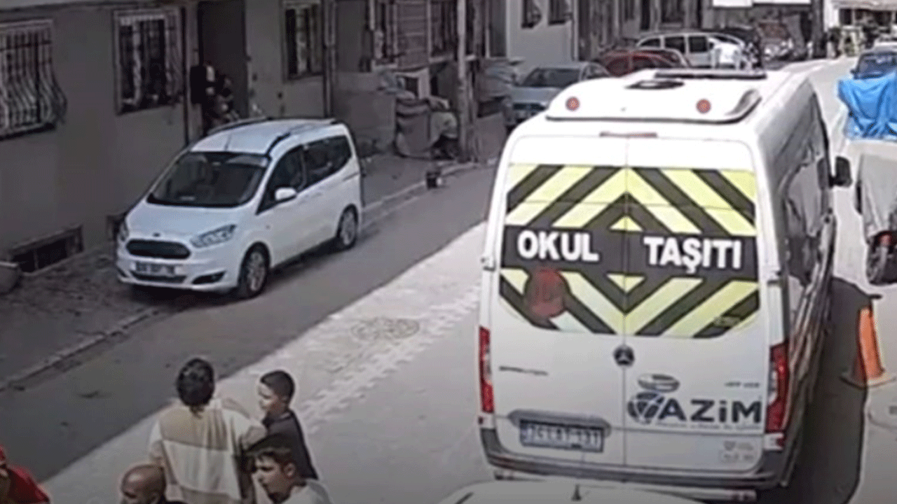 İstanbul'da depremden böyle kaçtılar! Park halindeki arabalar böyle sallandı!