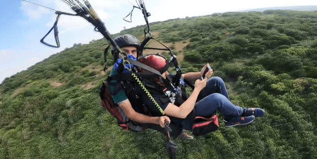 İstanbul'da paraşütle uçarken telefon tamir ettiler