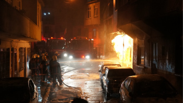 İstanbul'da park halindeki 5 araç alev alev yandı
