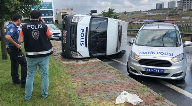 İstanbul'da polis aracı devrildi: 2 kişi yaralandı