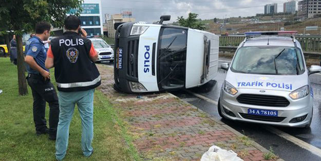 Polis minibüsü devrildi! Yaralılar var
