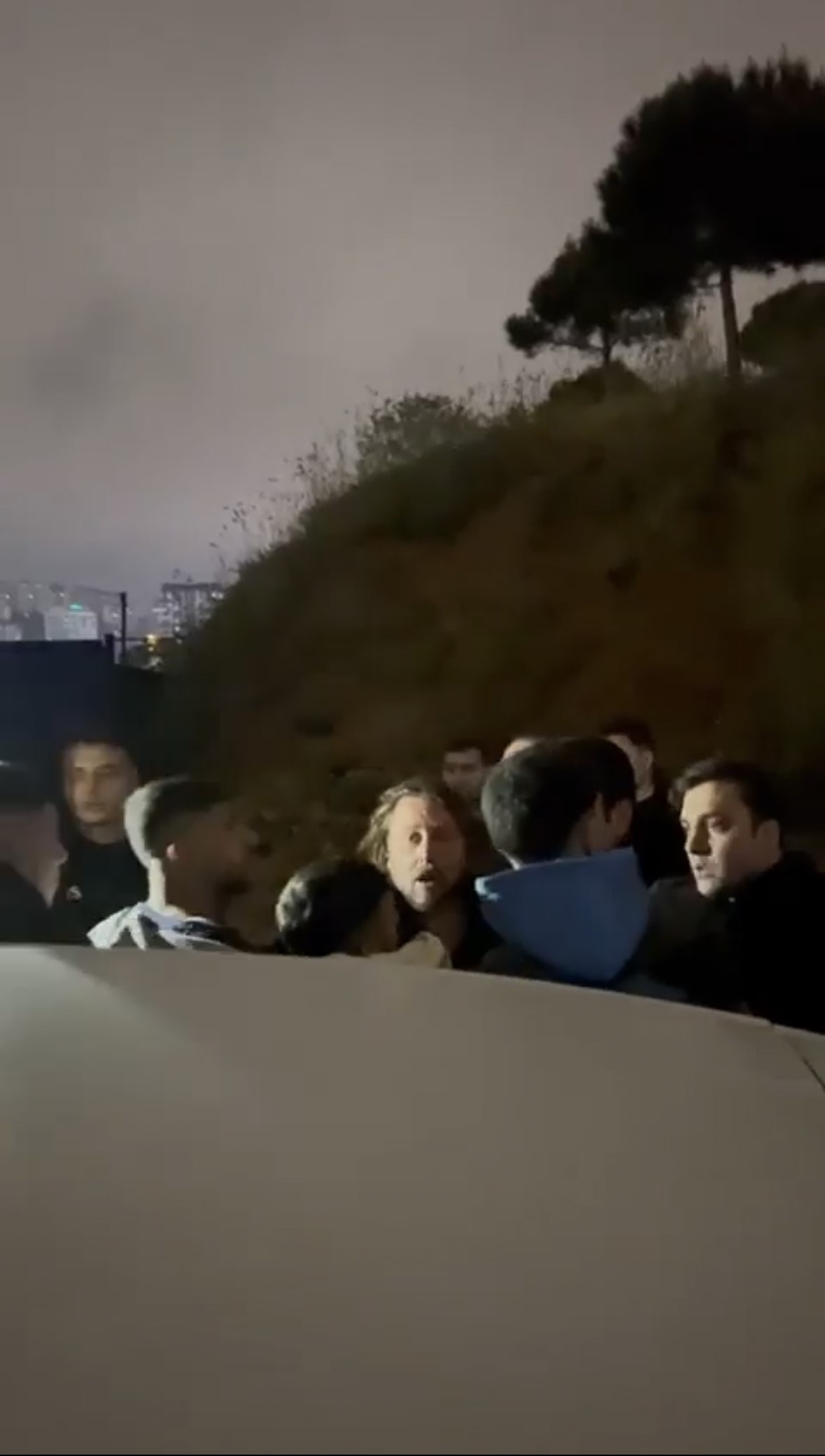 İstanbul’da polisi yaralayıp, ucu kor sopayla saldırdılar