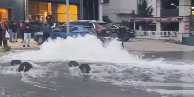 İstanbul'da rögar kapağı bomba gibi patladı! Korku dolu anlar kamerada