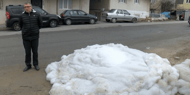 İstanbul’da rögardan sızan köpük görenleri korkuttu!