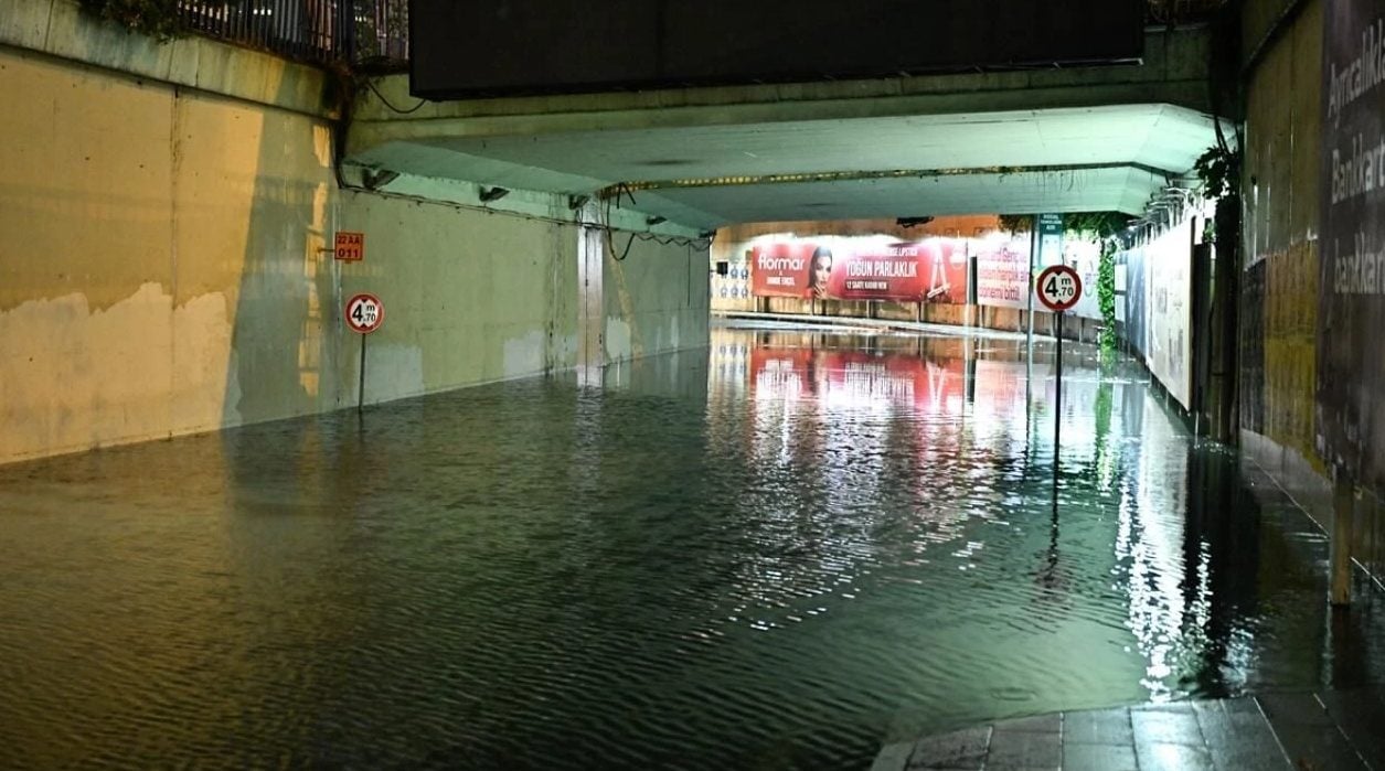 İstanbul’da sağanak felaketi! Sel sularından çıkamadı, hayatını kaybetti
