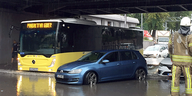 İstanbul'da sağanak su baskınlarına yol açtı