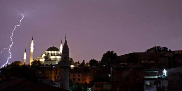 İstanbul'da sağanak yağış Esenyurt'u birbirine kattı