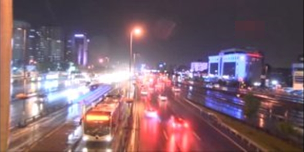 İstanbul'da sağanak yağış etkili oldu