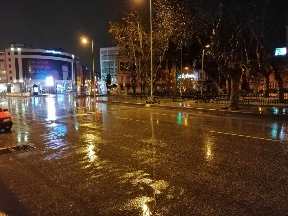 İstanbul’da sağanak yağış etkisini artırdı 