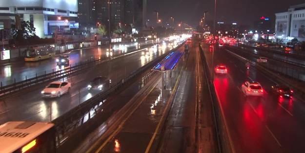 İstanbul'da sağanak yağış etkisini sürdürüyor