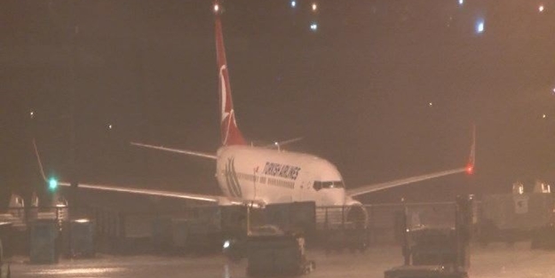 İstanbul'da sağanak yağış hava trafiğini olumsuz etkiledi