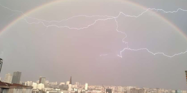 İstanbul'da sağanak yağış sonrası gökkuşağı renkli görüntüler oluşturdu