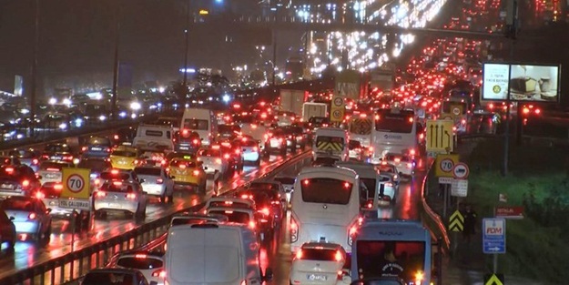 İstanbul'da sağanak yağış trafiği felç etti