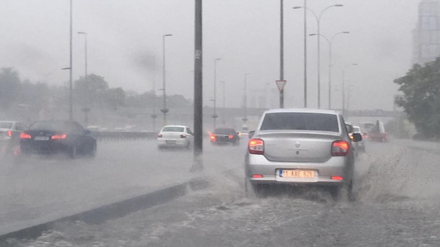 İstanbul'da sağanak yağmur hayatı olumsuz etkiledi