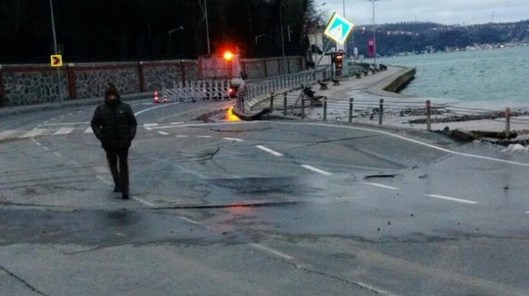 İstanbul'da sahil yolu çöktü