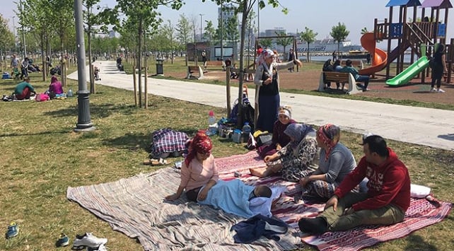 İstanbul'da sahillere ve parklara yoğun ilgi