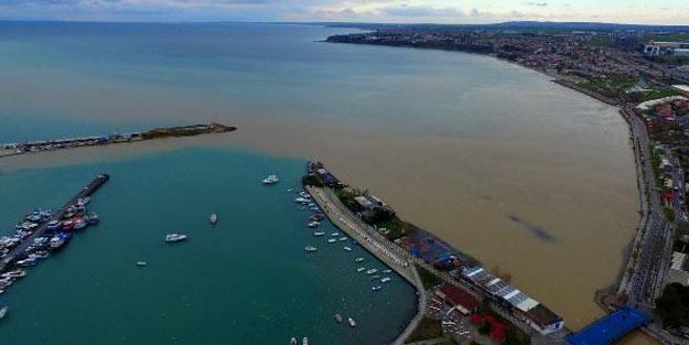İstanbul'da şaşırtan görüntü! Marmara denizi kahverengiye büründü