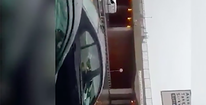 İstanbul'da sel sularına olta atan adam!