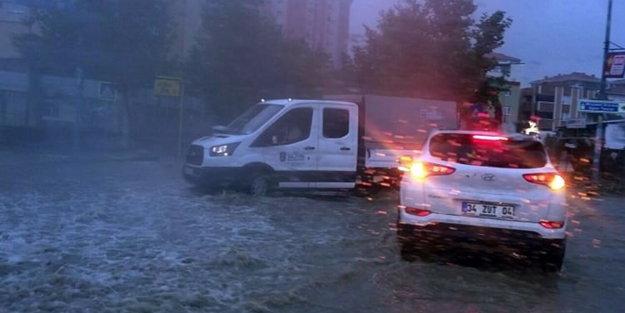 İstanbul'da sel ve dolu felaketi!