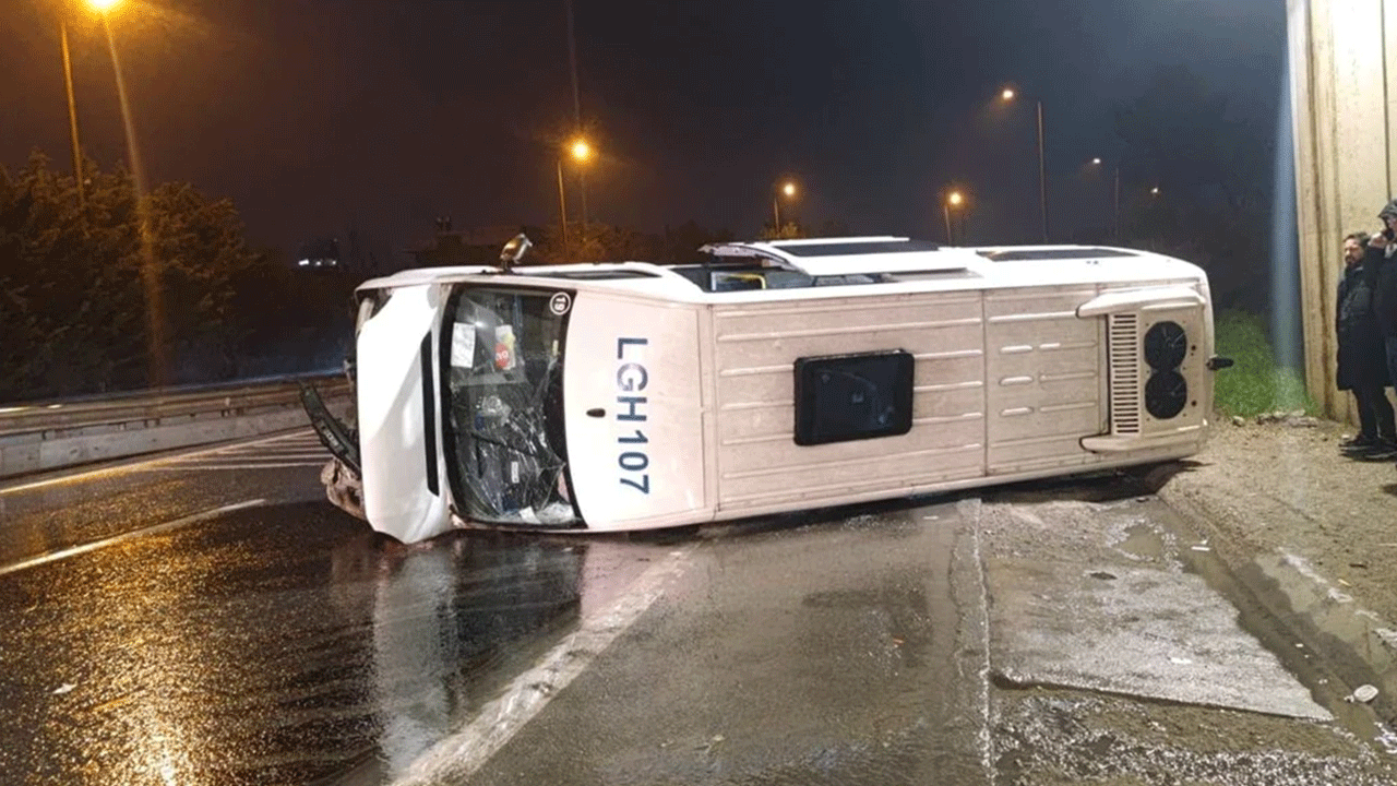 İstanbul'da servis minibüsü devrildi: Çok sayıda yaralı var!