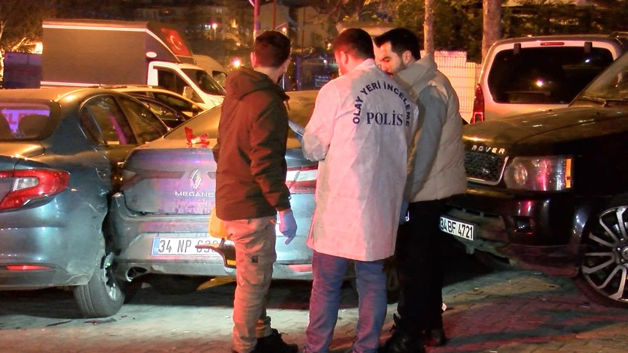 İstanbul'da seyir halindeki cip çapraz ateşe tutuldu