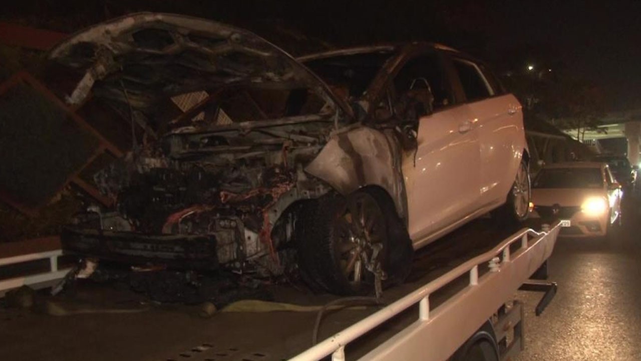 İstanbul'da seyir halindeki otomobil alev alev yandı