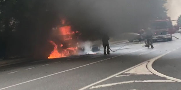 İstanbul’da sıcak anlar! Çöp kamyonu seyir halinde yanmaya başladı